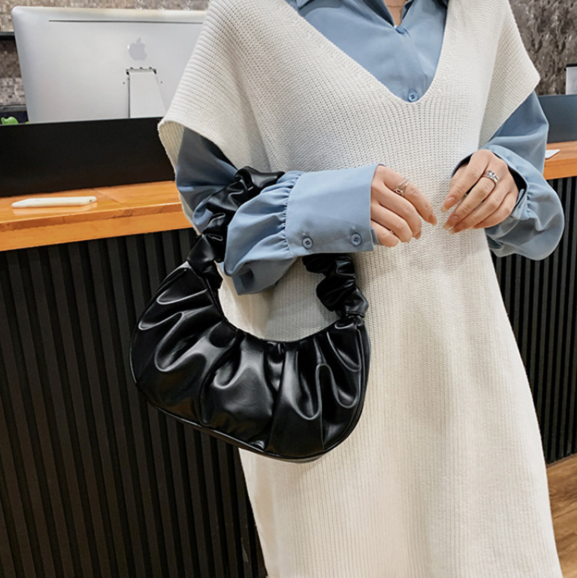 Women's Elegant Handbag - Timeless & Versatile